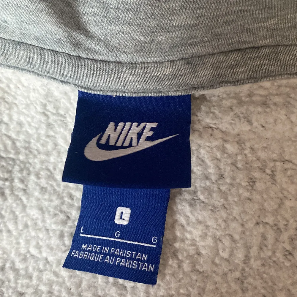 Säljer min gråa Nike zip up då jag behöver pengar 💓 väldigt btw skick . Hoodies.