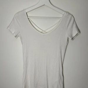 Sommar t-shirt - t-shirt med korsande band i ryggen. Fint skick