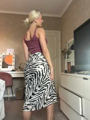Zebra kjol🦓 - Skit fin till sommaren, men inte min stil längre. 