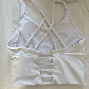 Sportbh nvgtn - Helt oanvänd sport bh från NVGTN i strl S!🫶öppen i ryggen❣️ använd gärna köp nu🤍