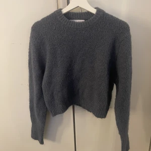 Snygg stickad tröja  - Säljer denna snygga stickade tröja från zara i storlek M, är lite kortare i modellen💕