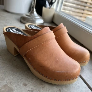 Träsko - Superfina nästintill oanvända träskor. En obehandlad fläck på ena ( se bild)  Storlek 37 men är som en 36