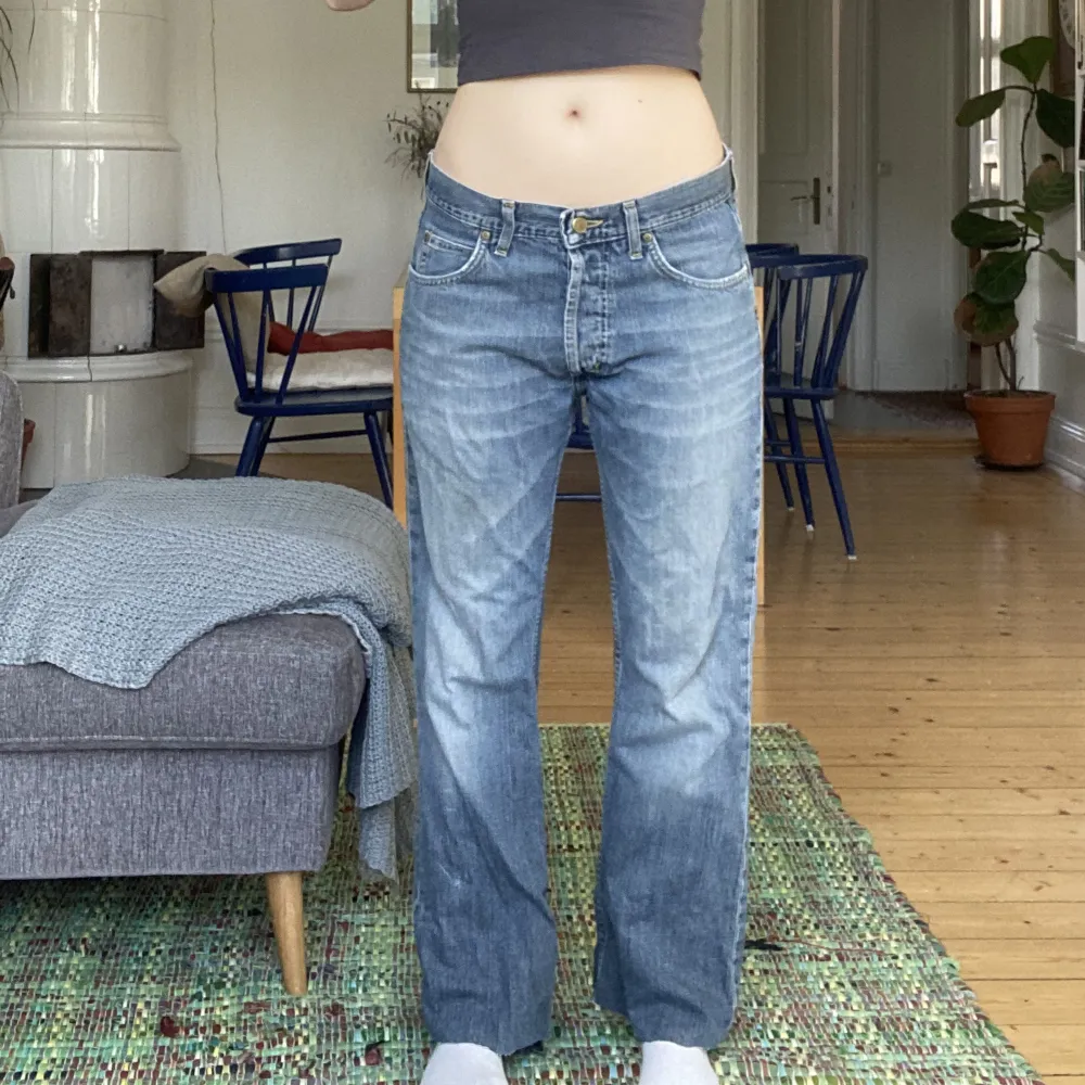 Lågmidjqde! Jag är 169, och midjemåttet är ca 82cm :) Avklippat vid fötterna . Jeans & Byxor.