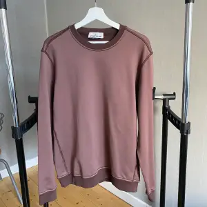 Stone Island tröja i färgen brun i ett väldigt bra skick! Otroligt skönt material, säljer eftersom den ej kommer till användning längre.  Priset är ej huggit i sten!