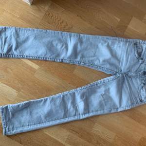 Jag säljer mina ljusgråa true religion jeans för de kommer inte till användning❤️ inte använda så ofta. Lie waisted och flared! 🎀Hör av er om ni har frågor!💘💘