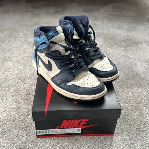 Jordan 1 obsidian - Jordan 1 obsidian. Använda mycket men med kärlek. Inga skador men mycket tecken på användning. OG box och extra snören finns med. Öppen för offers!