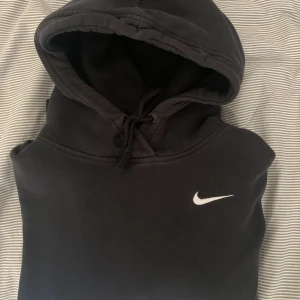 Svart Nike hoodie - Storlek S dam men passar andra storlekar beroende på hur man vill ha den🫶🏼 Privat för frågor:)