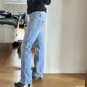 Snygga lågmidjade jeans med strass! - Så snygga lågmidjade jeans i den perfekta ljusblå färgen med fina strass och präl detaljer på fram och bak fickor! 