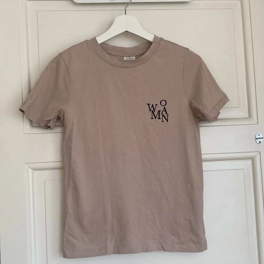 Beige/rosa t-shirt från Jacqueline de Yong. Nyskick, strl XS. 40 kr. T-shirts.