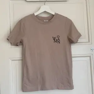 Beige/rosa t-shirt från Jacqueline de Yong. Nyskick, strl XS. 40 kr