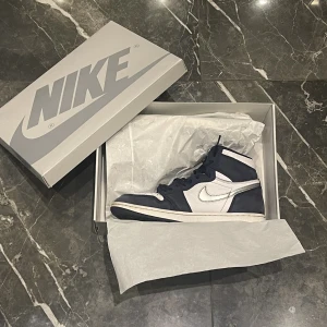 Jordan 1 high midnight navy - Jordan 1 high midnight navy  Skick: Bra 7-8/10  Strl: 44.5 Pris: 999:-  Nypris: 3450:-   Vid frågor samt funderingar är det bara att höra av er! 