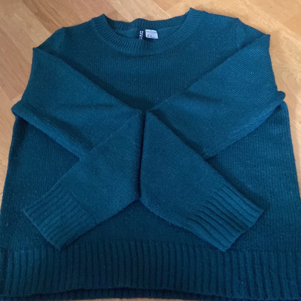 Liknar den röda stickade tröjan jag säljer, men i mörkgrön/blå. Vet inte riktigt hur man ska förklara färgen, men ni ser på bilden. Superfin långärmad tröja❤️Från H&M i strl XS❤️. Neuleet.