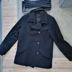 Blueprint jacka - Mycket fin jacka som är använd  vid få tillfällen, rätt stor i storlek skulle nog säga att det är mer som en L, halsduk medföljer 