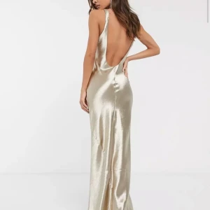 Balklänning  - Säljer denna populära balklänningen i storlek 36, jättefin men var för kort för mig som är 180. Köparen står för frakten 💓🥂