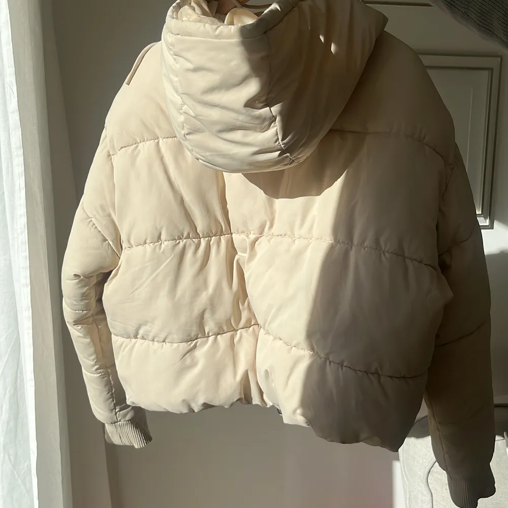Varm jacka från Monki i färgen beige💗finns inga hål i jackan och den har en innerficka och två ytter fickor.   Längd: 55 cm  Bred: 55cm . Jackor.