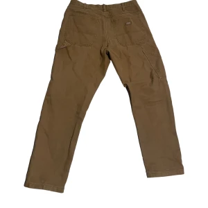 Dickies carpenter pants - Hej! Säljer dessa Dickies carpenter pants köpta på Junkyard för 679 kr! Skick 10/10 Använda endast ett fåtal gånger. Sitter lite loose för en snygg ”baggy” fit. Storlek 33,32