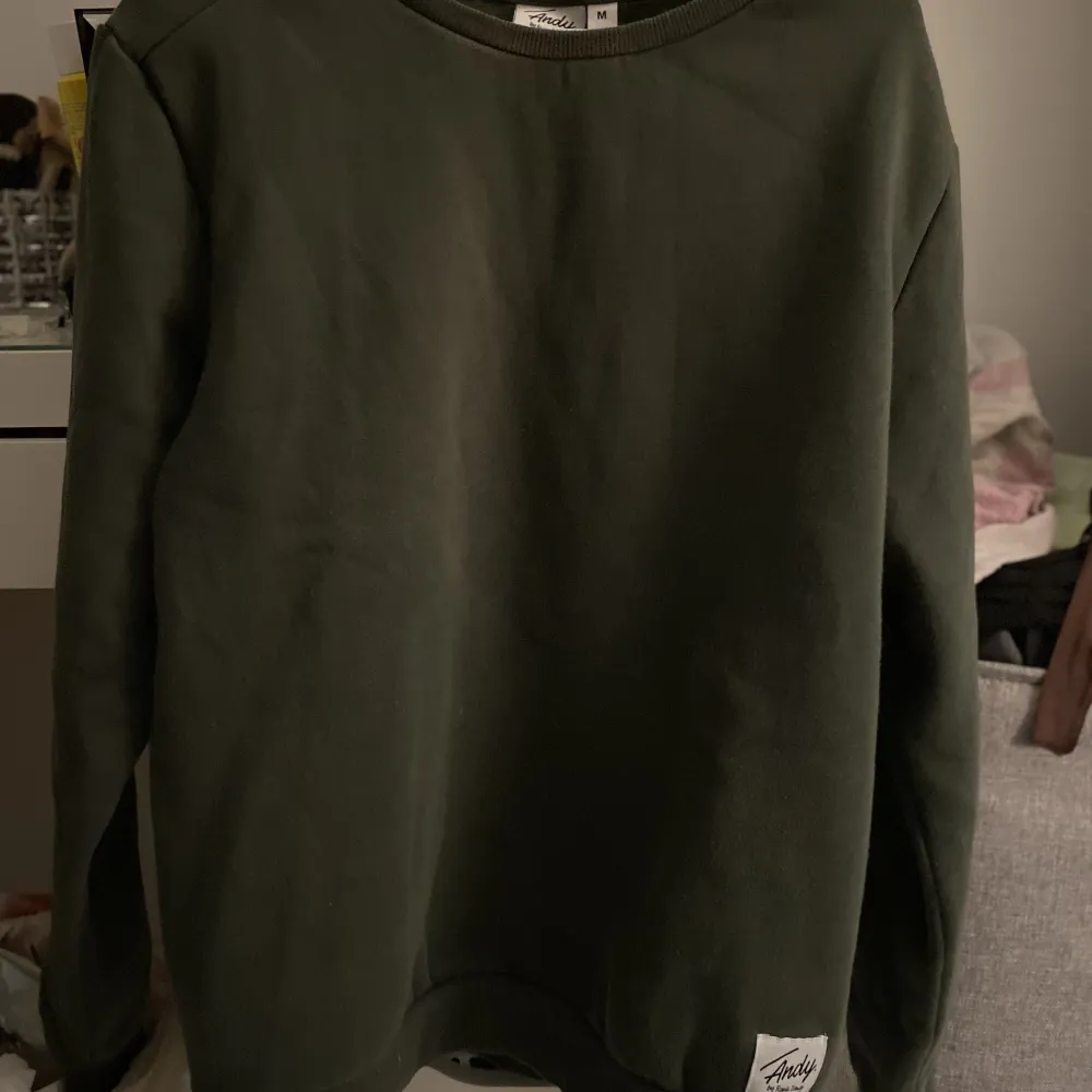 Mörkgrön college tröja i storlek M. Jättefin med skönt och varmt material innanför. 65kr+frakt . Stickat.