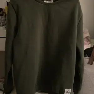 Mörkgrön college tröja i storlek M. Jättefin med skönt och varmt material innanför. 65kr+frakt 