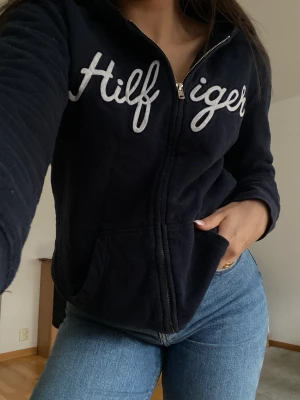 Tommy Hilfiger kofta  - En fin kofta med skön insida. Priset är diskuterbart och ifall du har fler frågor så hör gärna av dig. 