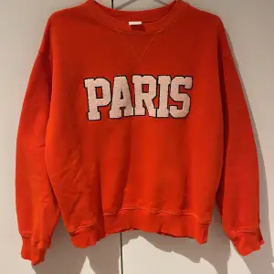 orange tröja från h&m med ”fluffigt” Paris tryck i storlek XS! Inte använd många gånger, säljer då den inte kommer till användning💫