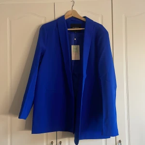 Blå kavaj - Blå, oanvänd kavaj från only, regular i passform 