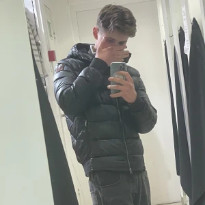 Pjs jacka - Den är i bra skicka förutom en lagning vid högra fickan som knappt syns men skriv så skickar jag bild på den. Kan hämtas i Haninge. Priset kan diskuteras.