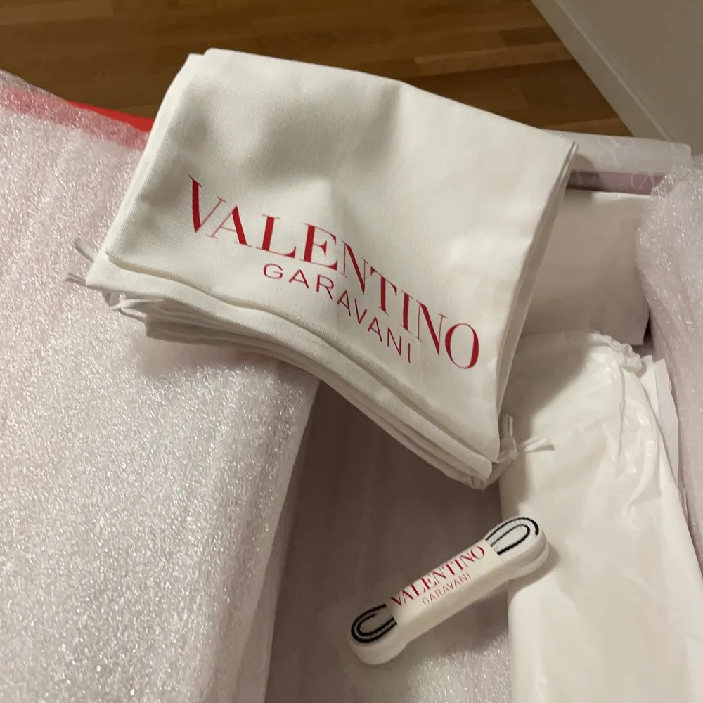 Valentino skor storlek 41,5. Använda men fortfarande fräsch och fina på utsidan. . Skor.