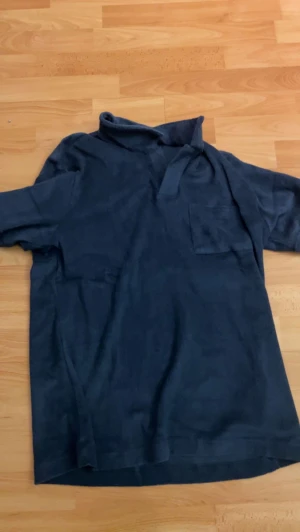 tröja för herr  - säljer denna fina tröja eftersom att den va för stor för mig. Fick den i julklapp och har använt den 2 gånger och kommer tyvärr inte till någon användningen. Nypris 800kr