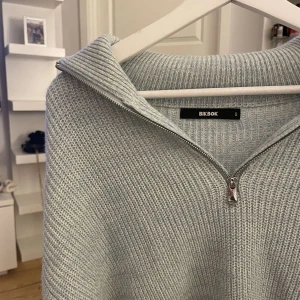 Stickad tröja - En supersnygg stickad tröja ifrån Bikbok som sällan använts💞köpt för länge sedan❤️‍🔥