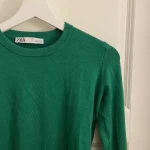 Zara tröja  - Säljer denna jättefina gröna tröja från zara💓 Köpt för ungefär 1 år sedan❤️‍🔥