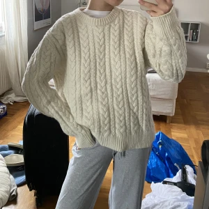 Stickad Arket tröja  - Vit stickad tröja från Arket. Sparsamt använd. Storlek L, men har krympt i tvätten så sitter snarare som en M. 