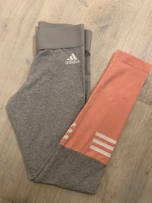 Träningsleggings adidas - Träningstights från adidas knappt använda så i fint skick 