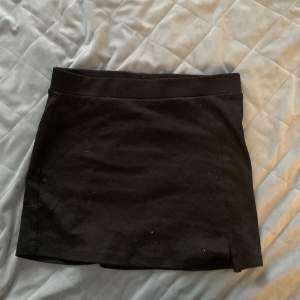 En svart tajt kjol från ginatricot