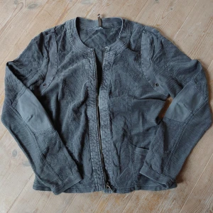 Grå dragkedjetröja  - Grå tunn dragkedjetröja från XCVI. Är i bra skick förrutom ett hyggligt litet hål vid dragkedjan. Pris kan diskuteras, bättre att den kommer till användning. 