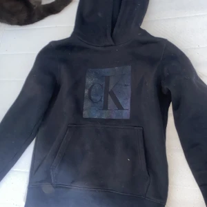 Calvin Klein  - Svart Hoodie med luva storlek S/XS/M köpte för 299 säljer den för 129