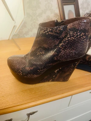 Skor - Jag säljer mina fina oanvända skor i storlek 39. Skorna är inköpta från Italien 