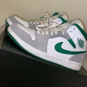 AIR JORDAN 1 Mid  Grey green - Använd 2 gånger     Skick 10/10  Skriv vid intresse skickar direkt! 🙌