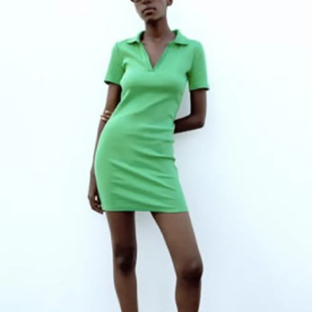 Somrig grön klänning går både till vardags och fest! Storlek S från zara (den är ljus som på bilden i verkligheten). Klänningar.