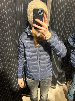 Peak performance jacka - Säljer en mörkblå peak jacka i mörkblå storlek 160