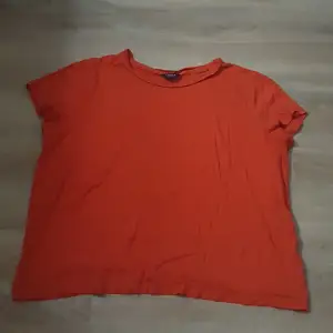 Säljer denna röda t-shirt från lindex i strl xs/s😊 den är i ett bra skick. Köparen står för frakten! Hör av er vid frågor eller annat💕