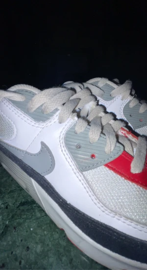 Air Max 90s - Fina o enkla att matcha till mkt, priset är som det är eftersom skorna är inte till användning längre 