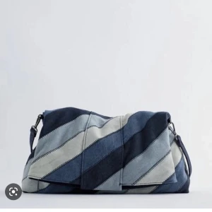 Zara väska denim jeans blå crossbody - Väska från zara som inte säljs längre. Aldrig använd men så fin och unik! Har lappen kvar. 