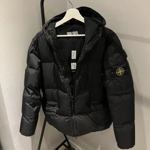 Stone island jacka  - Jackan är som ny, storlek:M, pris 6500kr, frakt:66kr, mer bilder på kvitto med mera finns i dm🤝🏻😊
