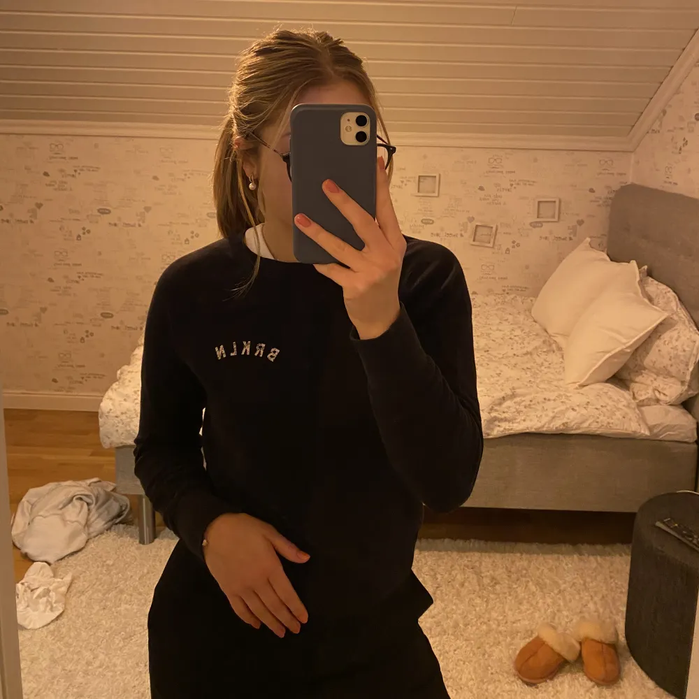 Svart sweatshirt med tryck från h&m. Använt skick men inga hål eller liknande. Storlek xs, säljer för 40kr + frakt💕. Hoodies.