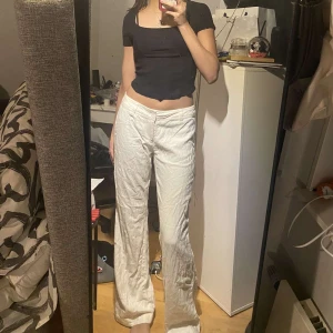 Mariana Pants - Säljer dessa byxor från Brandy melville då de inte passade mig alls, endast använda en gång när jag testade. Lappen sitter kvar. Skulle säga att de passar som en s. Bilden är lånad av en kompis som är ca 170cm och de passade perfekt!✨