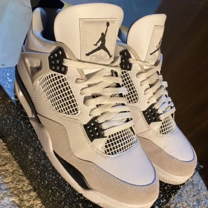 JORDAN 4 RETRO  MILITARY BLACK -  Helt ny skick Jordans. Kan stå för frakten. Har flera färger o storlekar. 