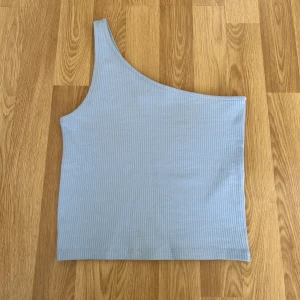 Blå topp - Blå topp från Gina tricot i storlek XS, aldrig använd. 