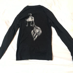 Tröja med tryck - Långärmad tröja med tryck på både fram och baksida 