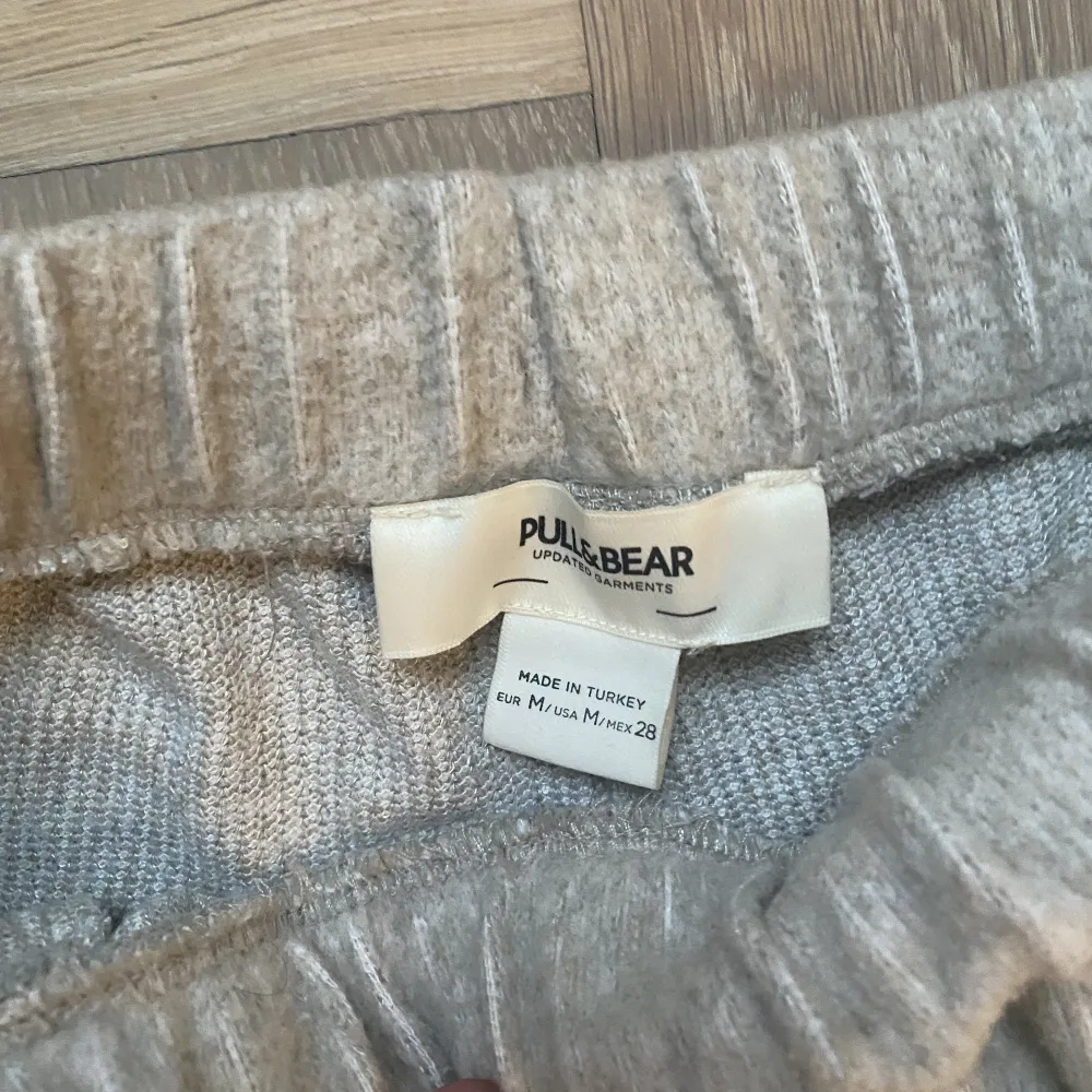 Mjukisbyxor från pull and bear som är supermjuka och varma. . Jeans & Byxor.