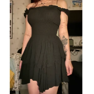 Svart klänning - Säljer då jag inte använder den, aldrig använd av mig då jag inte gillar ”prickarna”. Väldigt stretchig i materialet 